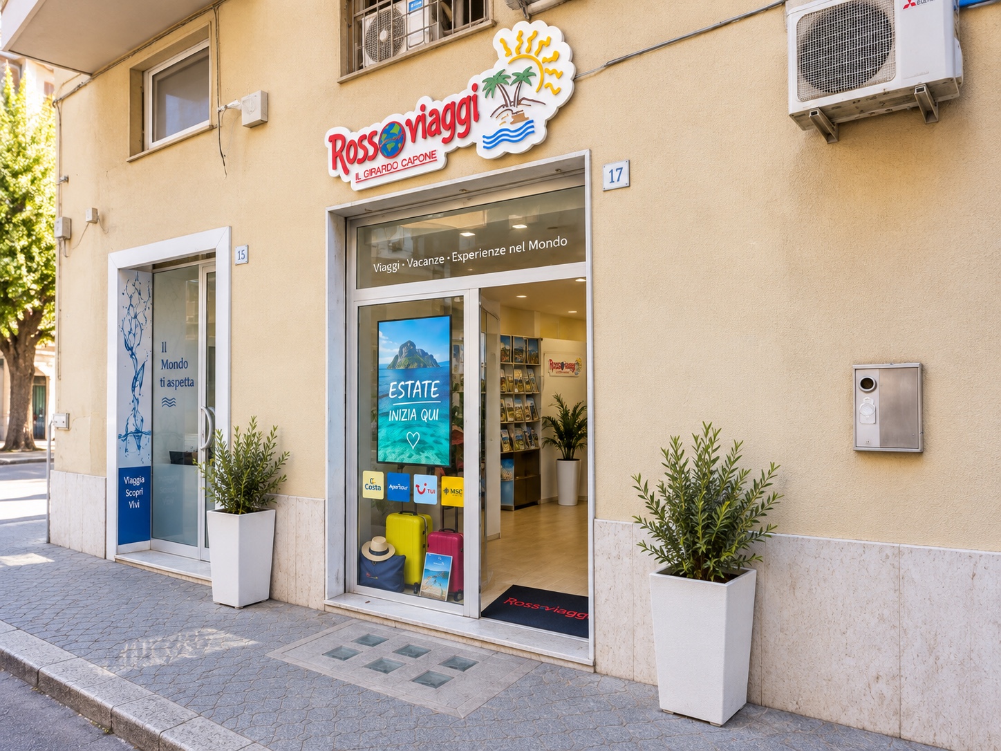L’ingresso dell’agenzia Rosso Viaggi con l’insegna e le vetrine